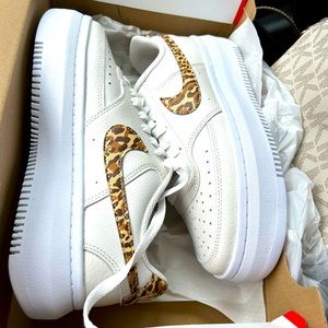 Nike sneakers, never worn. Women’s 7.5